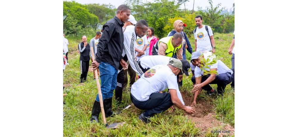 Abakozi ba Banki ya Kigali n’aba BK Foundation mu muganda wo gutera ibiti