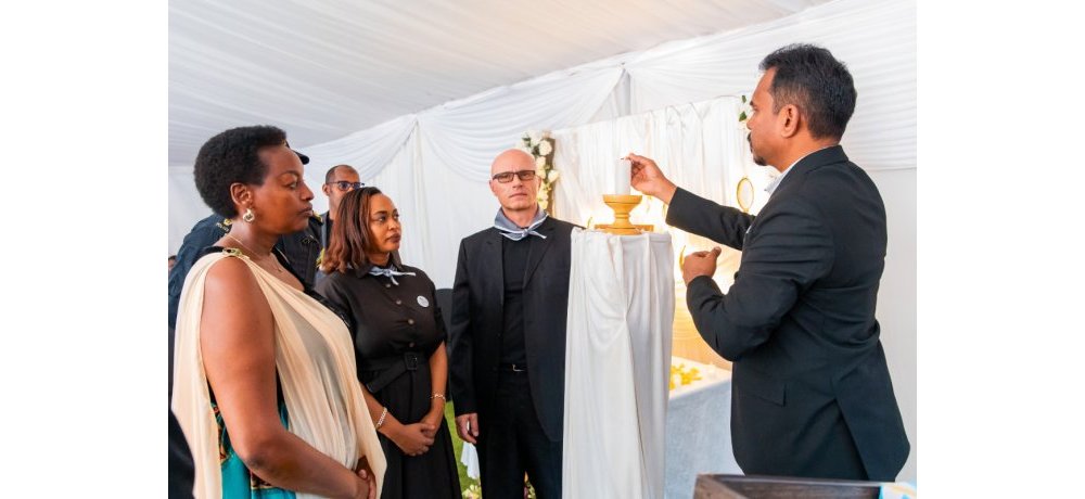 Abayobozi ba Akagera Business Group na Toyota Rwanda bacana urumuri rw’icyizere