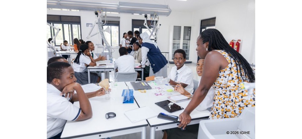 Aba banyeshuri bajyanywe muri laboratwari zitandukanye za Ntare Louisenlund School, berekwa ibikoresho birimo n’uko bikoreshwa