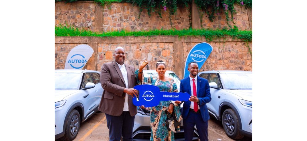 Umuyobozi wa Auto 24, Ruzibiza Ivan ari kumwe n’Umuyobozi wa Kim Transport, Nkunziryayo Jean Pierre n’umwe mu bashoferi b’imodoka z’iyi sosiyete itwara abantu 