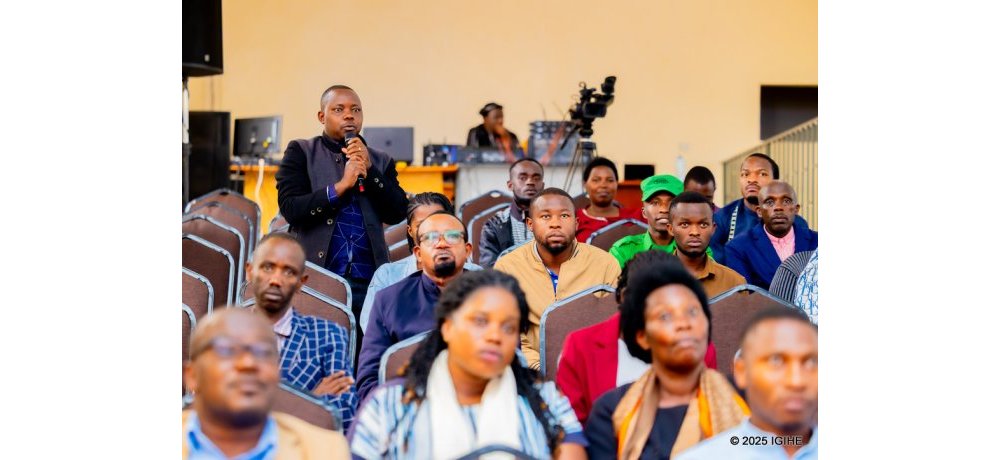 Abayobozi bahawe umwanya wo kubaza ibibazo kugira ngo basobanukirwe neza imikorere ya RFI