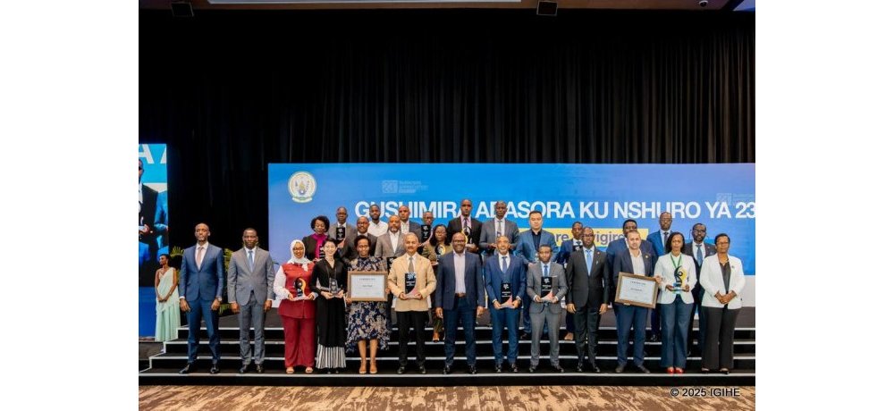 Abasora bose babaye indashyikirwa mu 2024/2025 bafashe ifoto y’urwibutso