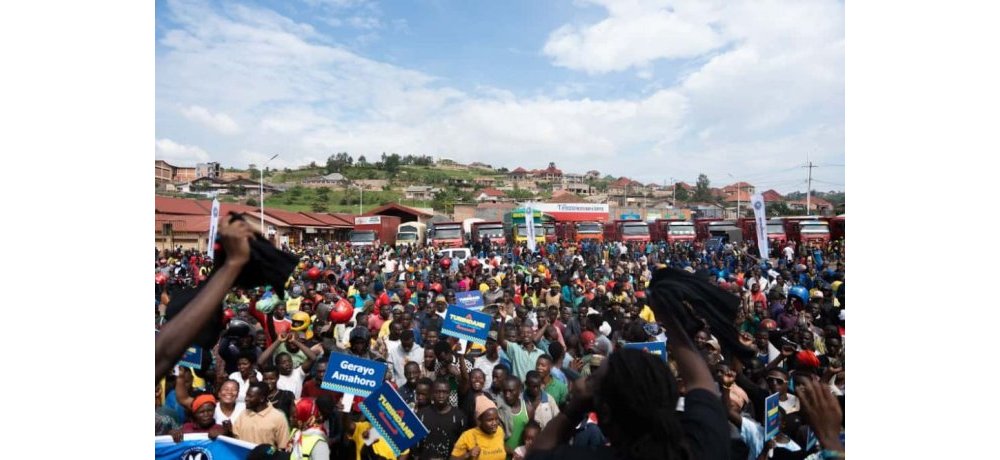 Abatuye i Bishenyi muri Kamonyi, basobanuriwe ibyiza byo kurindana mu muhanda kuko birinda impanuka