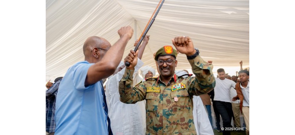 Defence Attaché muri Ambasade ya Sudani mu Rwanda, Brig Gen Mohamed Mirghani Yousif Mohamed, ari kumwe n’abaturage 