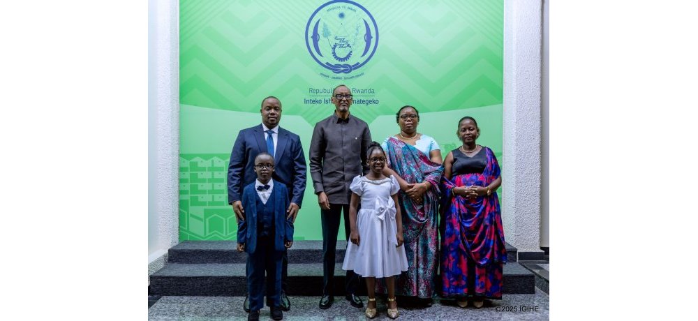 Dr. Uwituze n’umuryango we bafatanye ifoto y’urwibutso n’Umukuru w’Igihugu 