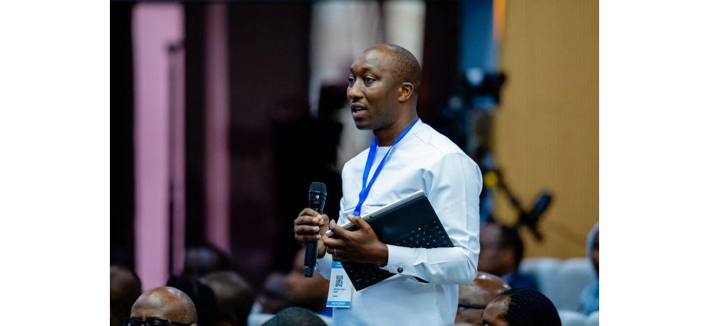 Minisitiri w’Ibikorwaremezo, Dr Jimmy Gasore, yagaragarijwe ikibazo cy’imitangire y’ibyangombwa byo kubaka, avuga ko hari ibiri gukorwa kandi bigiye gukemuka