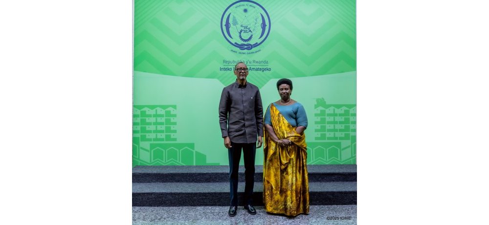 Dr. Usta Kayitesi, Umunyamananga wa Leta muri Minisiteri y’Ububanyi n’Amahanga yafatanye ifoto y’urwibutso na Perezida Kagame nyuma y’umuhango w’irahira