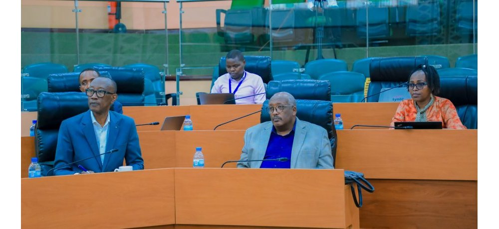 Senateri Cyitatire (ibumoso) yavuze ko kugira izabukuru udafite ibibazo by’ubukungu bikigoye