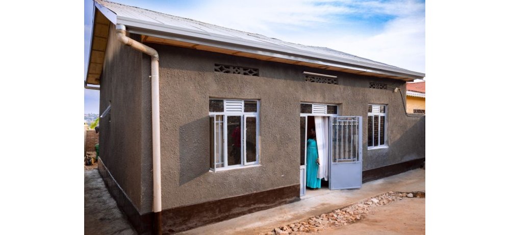 Iyi nzu ya Uwamariya Vénantie yari ibyondo gusa, none nyuma yo gusanwa yakorewe isuku ihagije, ihabwa igipangu ndetse n’izindi nzu mu gikari yajya abamo, iyi akayikodesha kuko yibana 