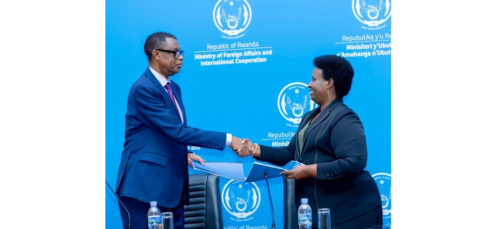 Gen (Rtd) James Kabarebe wari Umunyabanga wa Leta muri Minisiteri y’Ububanyi n’Amahanga n’Ubutwererane, yahererekanyije ububasha na Dr. Kayitesi Usta, wamusimbuye kuri uwo mwanya