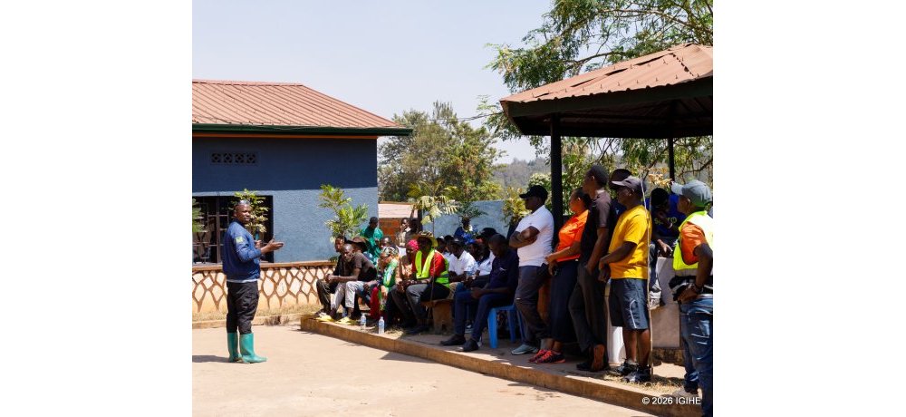 Nyuma y’umuganda rusange abaturage baganiriye ku iterambere ryabo ririmo kugira ubuzima bwiza