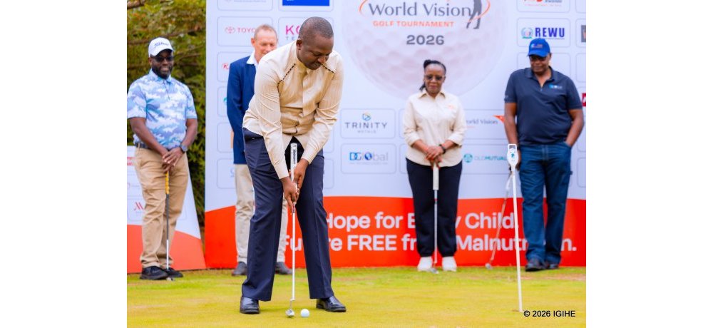Umuyobozi Mukuru ushinzwe Ubucuruzi muri Old Mutual, Mucyo Janvier, agerageza gukina ku mukino wa Golf