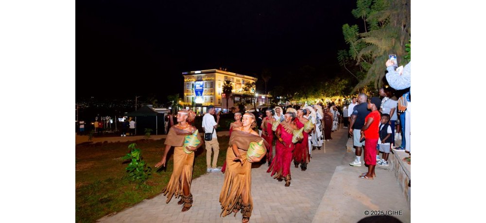 Hari itorero risusurutsa abaje kureba kureba ubu busitani bushya