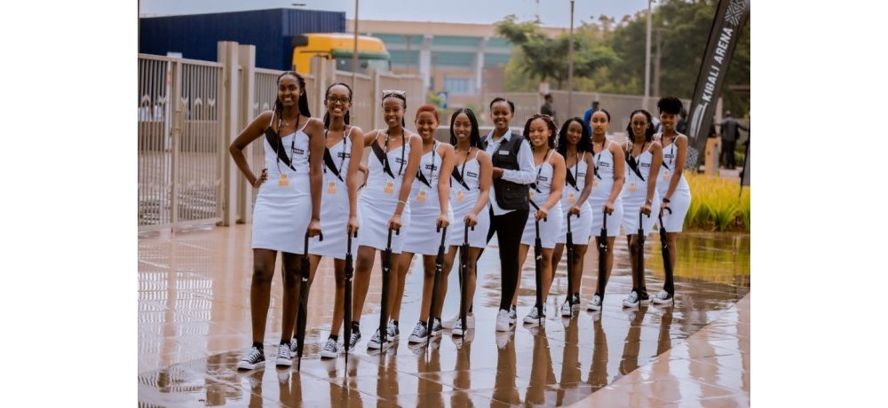 Abakobwa bari gukorana na Canal+ muri Tour du Rwanda