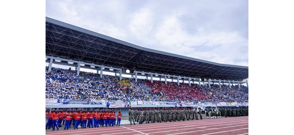 Stade yari yuzuye abantu b’ingeri zitandukanye bitabiriye ibirori