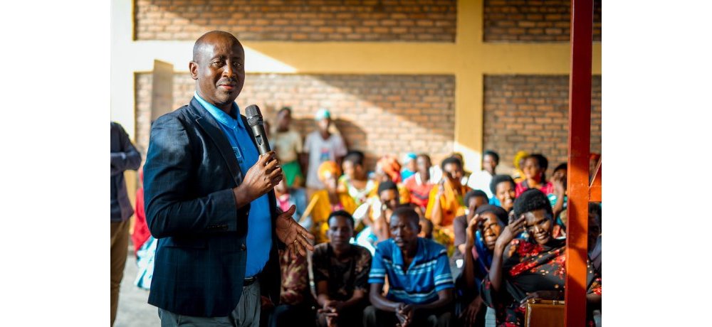 Umuyobozi wungirije w’Akarere ka Nyagatare ushinzwe Iterambere ry’Ubukungu, Matsiko Gonzague, yasabye abaturage gufata neza amashyiga bahawe