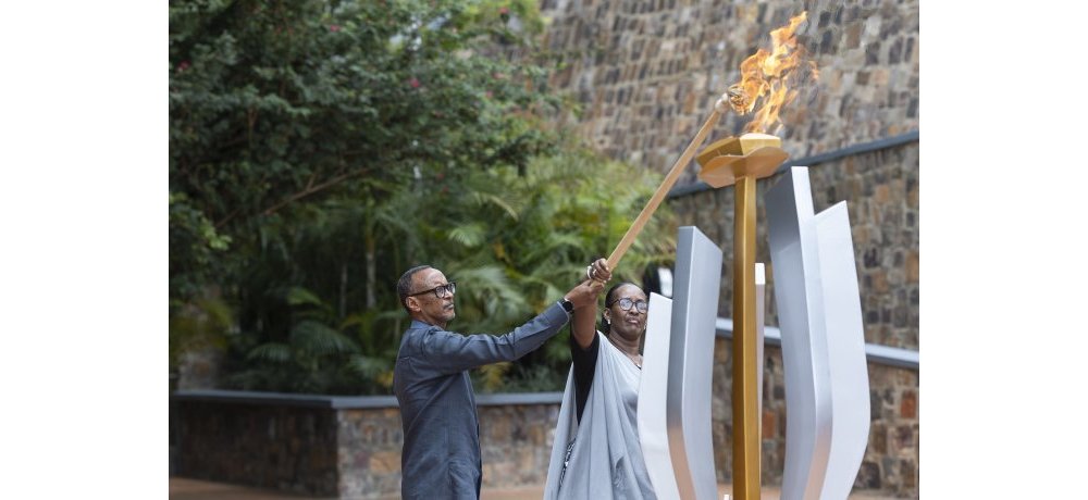 Mu kwibuka ku nshuro ya 31 Jenoside yakorewe Abatutsi, Perezida Kagame na Madamu Jeannette Kagame bacanye urumuri rw’icyizere rugaragaza ko nta Jenoside izongera kuba ukundi