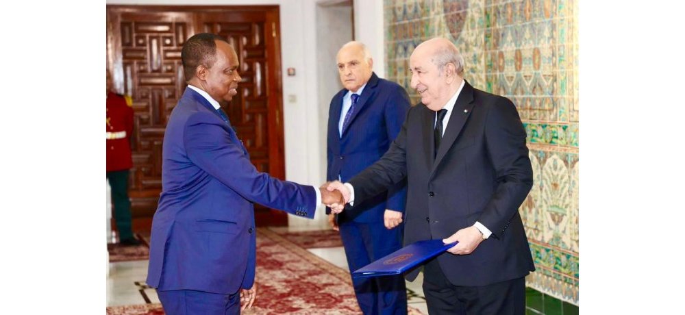 Ambasaderi w’u Rwanda muri Algérie, Amb. Vicent Karega, yashyikirije perezida w’iki gihugu, Abdelmadjid Tebboune, impapuro zimwemerera guhagararira u Rwanda, avuga ko ari intambwe ikomeye mu kwagura umubano w’ibihugu byombi