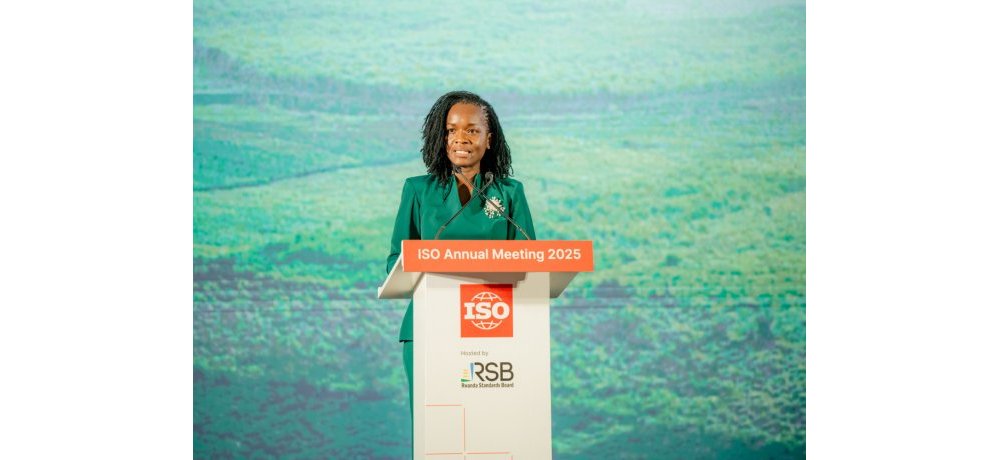 Minisitiri w’Ibidukikije, Dr. Bernadette Arakwiye, ni we wamuritse politiki ijyanye no gushora imari mu mishinga irengera ibidukikije n’urusobe rw’ibinyabuzima