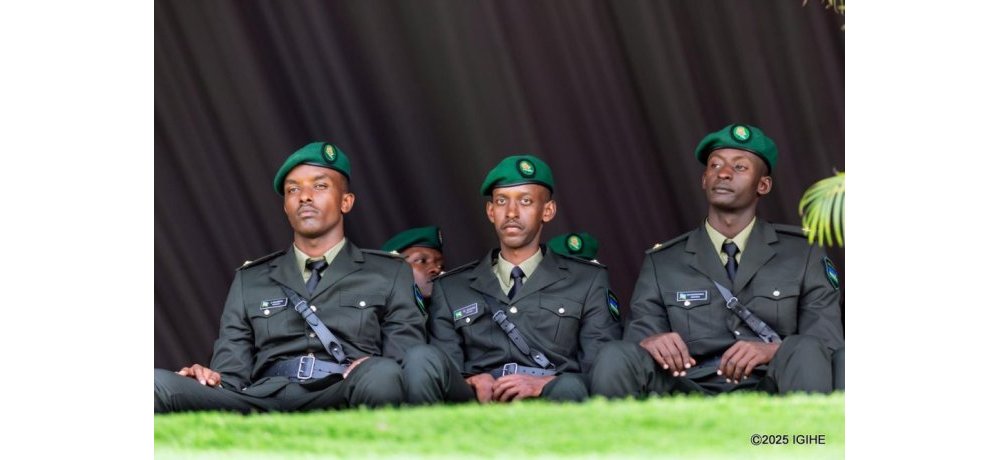 Bucura bwa Perezida Kagame na Madamu Jeannette Kagame, Sous- Lieutenant Brian Kagame (uri hagati) aherutse kwinjira muri RDF