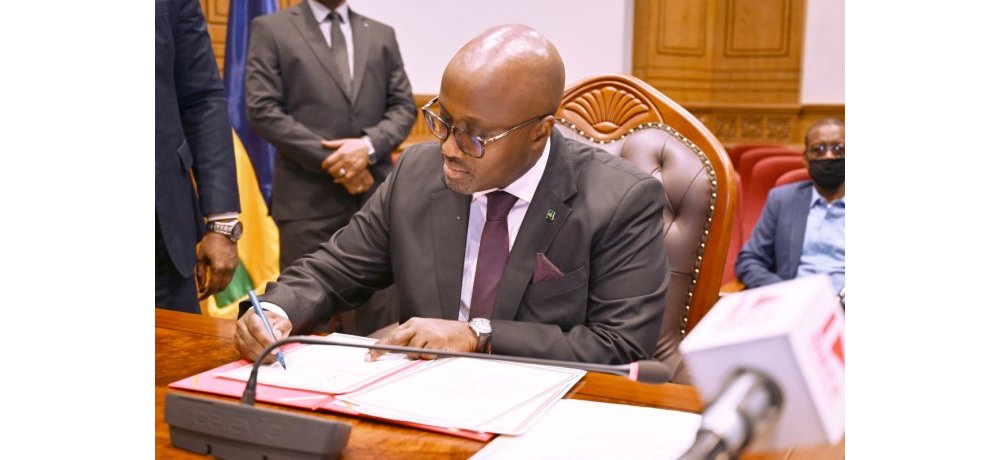 Ubwo Minisitiri w’Ububanyi n’Amahanga, Olivier Nduhungirehe yashyize umukono ku masezerano ubwo yari yagiye muri Tchad 