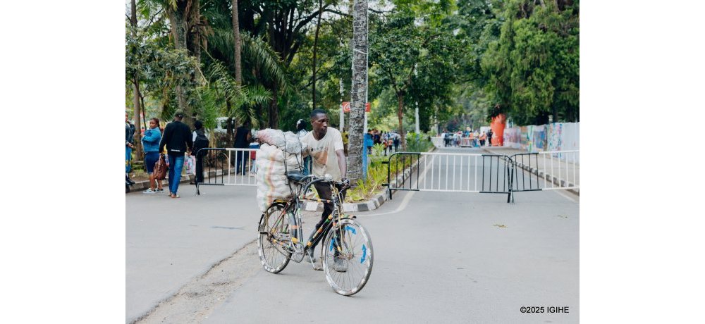 Yari ari kuhanya kugira ngo ashyikirize boss umuzigo bityo abone uko yakira abakiliya