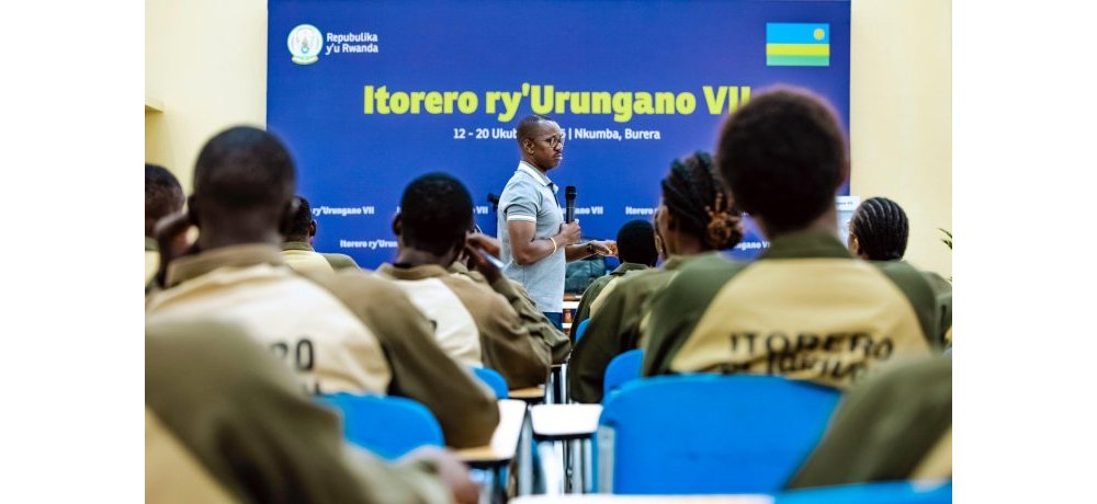 Senateri Uwizeyimana Evode yasabye urubyiruko guharanira kuba ibihangange muri iyi si igoye