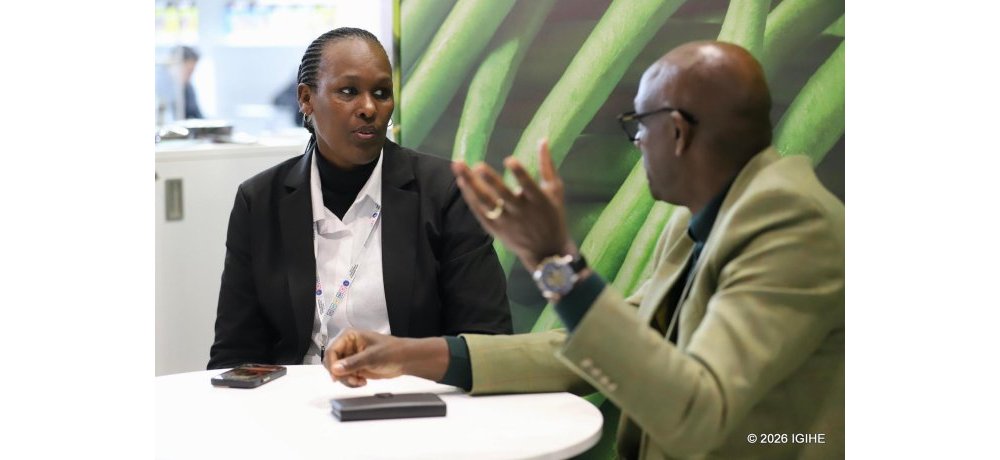 Janet Basiima ushinzwe amasoko mu Kigo cy’Igihugu gishinzwe guteza imbere iyoherezwa mu mahanga ry’ibikomoka ku buhinzi n’ubworozi (NAEB), aganira na Amb. Busingye