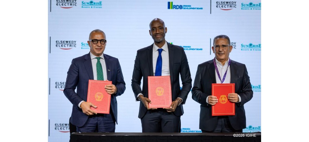 Umuyobozi Mukuru wa RDB, Jean-Guy AFRIKA, ari kumwe na Perezida akaba n’Umuyobozi Mukuru wa Elsewedy Group, Eng. Ahmed Elsewedy