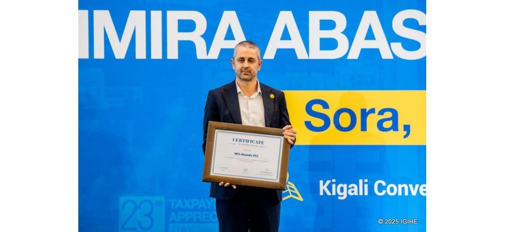 Umuyobozi Mukuru wa MTN Rwanda ubwo yakiraga ishimwe ry’uko ikigo ayobora kimaze imyaka 10 baza mu basora b’indashyikirwa