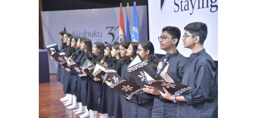 Abanyeshuri baririmbye indirimbo yo kwibuka iri mu Kinyarwanda