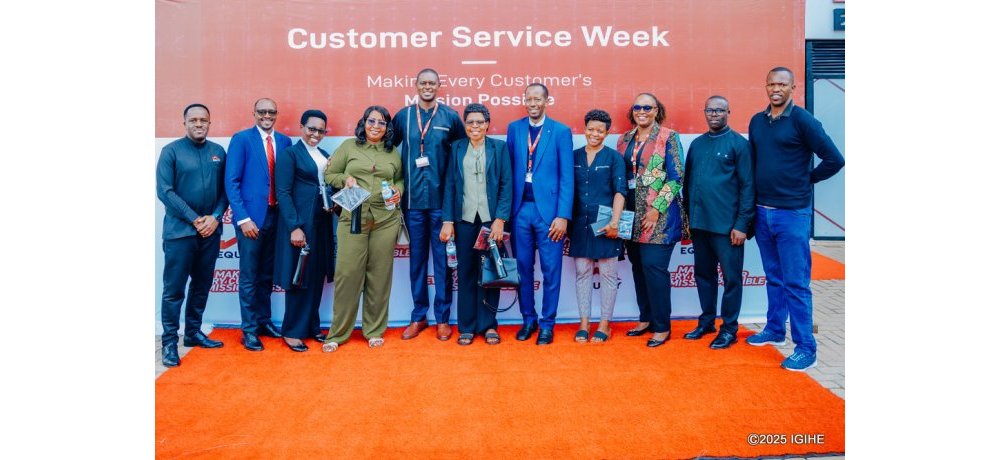 Abakiliya ba Equity Bank Rwanda bafata ifoto y’urwibutso n’abayobozi bayo