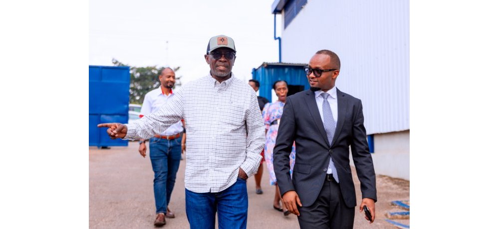 Ubwo Umuyobozi wa ATECAR, Munyororo yatemberezaga Kanyandekwe Patrick ushinzwe ibikorwa muri Toyota Rwanda igaragaje ayoboye
