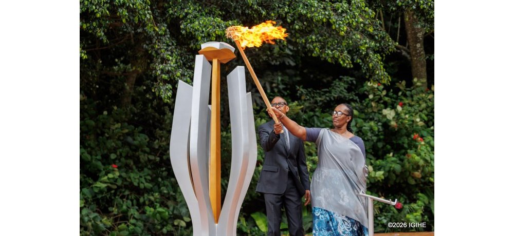 Perezida Kagame na Madamu Jeannette Kagame ubwo bacana urumuri rw’icyizere rugomba kumara iminsi 100