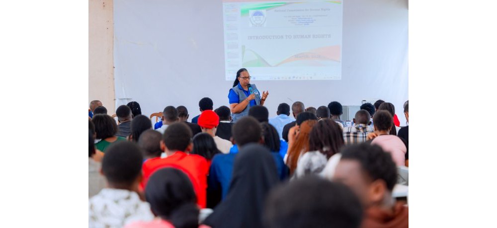 Abanyeshuri bigishijwe uburyo bakoresha ikoranabuhanga bita ku burenganzira bwa muntu
