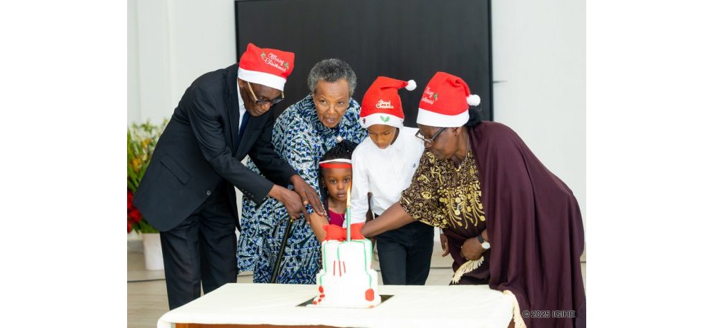 Ababyeyi b’Intwaza na Unity Club Intwararumuri bakatanye umutsima mu kwizihiza ibihe by’iminsi mikuru