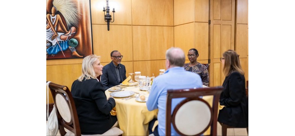 Perezida Kagame na Madamu Jeannette Kagame bakiriye ku meza itsinda riyobowe na Francine LeFrak