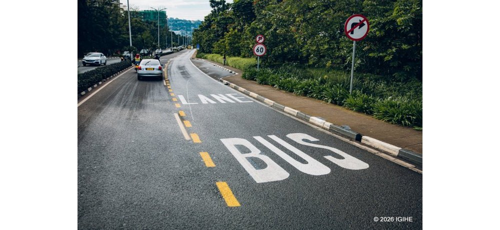 Muri imwe mu mihanda yo muri Kigali hashyizwemo amagambo agaragaza ko iharirwa bisi mu gihe runaka