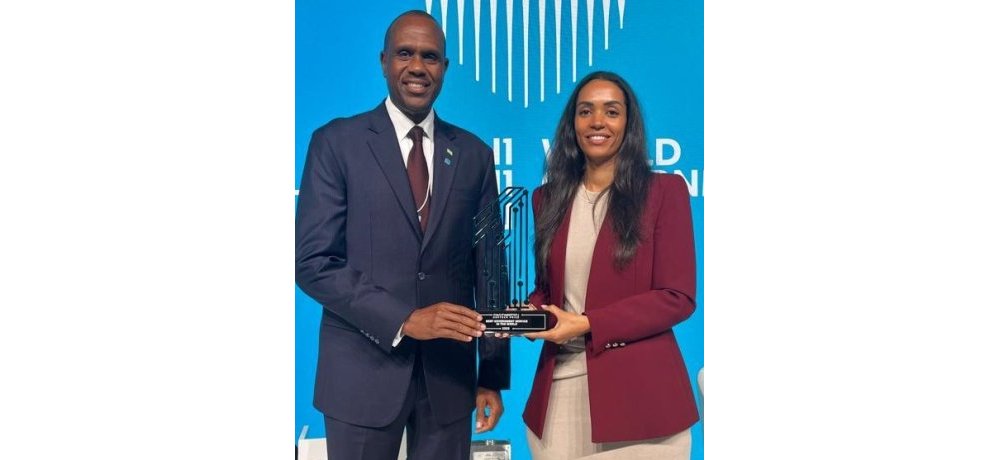 Ambasaderi w’u Rwanda muri UAE, John Mirenge, n’Umuyobozi Mukuru Ushinzwe Politiki n’Ubufatanye muri Irembo, Estelle Kayitesi bakiriye igihembo cyahawe u Rwanda