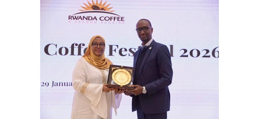 Umuyobozi wa NAEB, Bizimana Claude, hamwe na Ambasaderi w’u Rwanda muri Pakistan, Harerimana Fatou