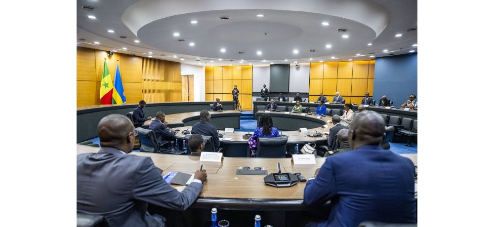 Perezida Bassirou uri mu Rwanda na Paul Kagame bakurikiye umuhango w’isinywa ry’amasezerano