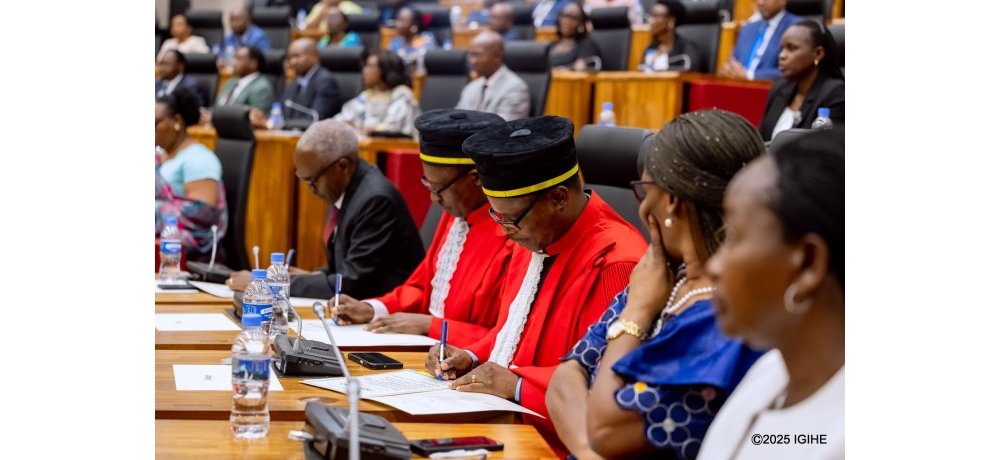 Ubwo abacamanza bashya barahiye, bashyiraga umukono ku ndahiro bari bamaze kurahira