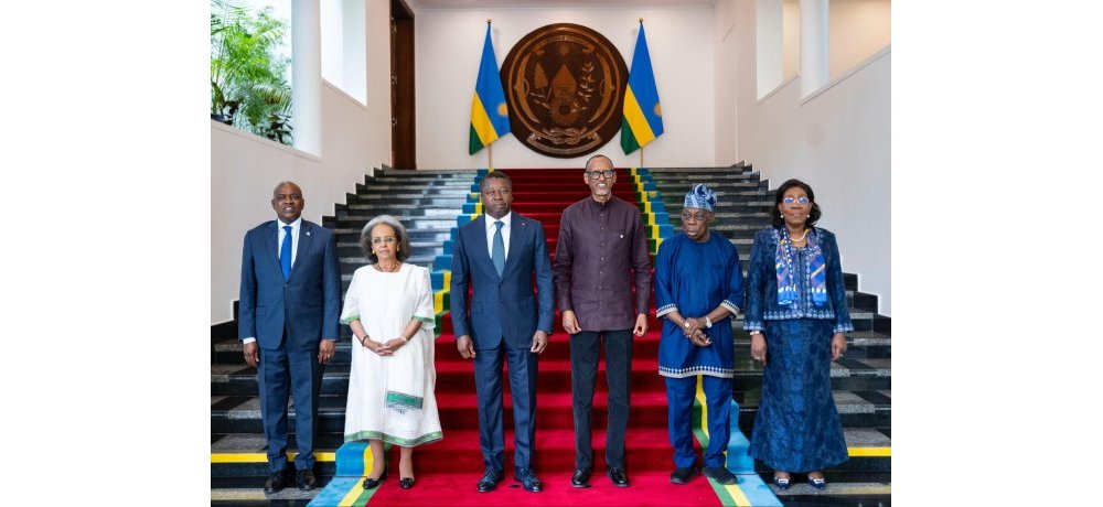 Nyuma y’ibiganiro bagiranye, Perezida Kagame na Gnassingbé, bahuye n’abagize Akanama k’inzobere kashyizweho na AU