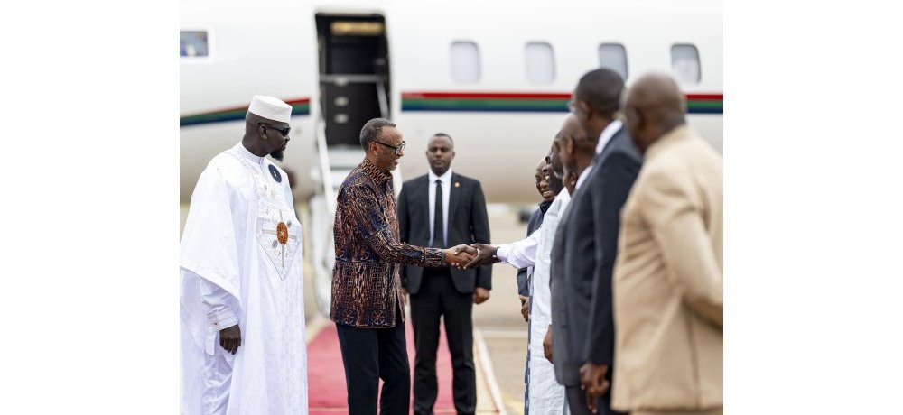 Perezida Kagame aramutsa bamwe mu bayobozi ba Guinée bari ku kibuga cy’indege