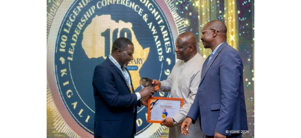 Ubwo Ambasaderi  wa Ghana mu Rwanda, Ernest Yaw Amporful, yashyikirazaga igihembo Umuyobozi Mukuru wa KTN Rwanda, Hagenimana Philémon