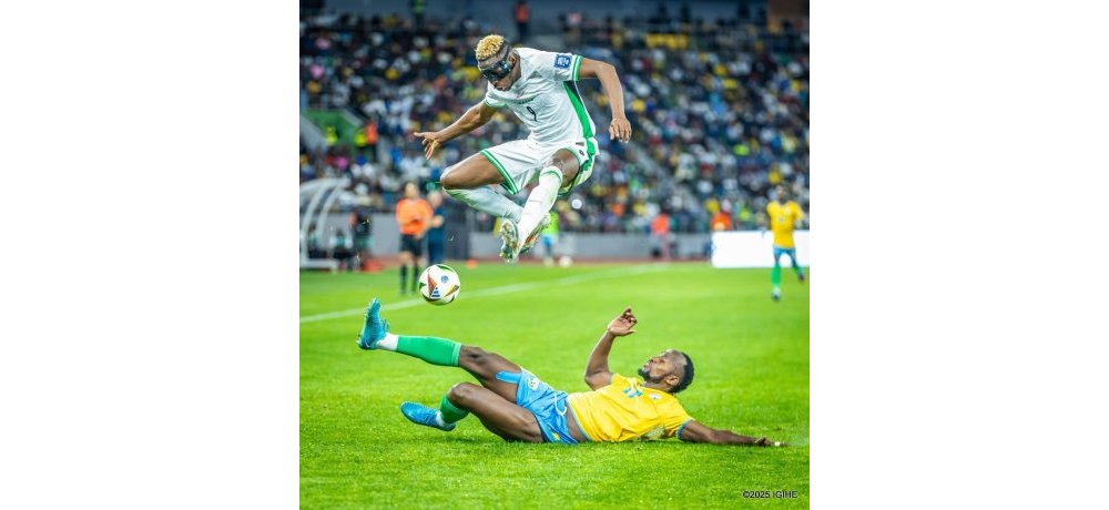 Myugariro w’u Rwanda, Manzi Thierry, aserebeka ngo yambure umupira rutahizamu wa Nigeria, Victor Osimhen, ubwo Amavubi yatsindwaga na Super Eagles ibitego 2-0 muri Werurwe mu gushaka itike y’Igikombe cy’Isi cya 2026