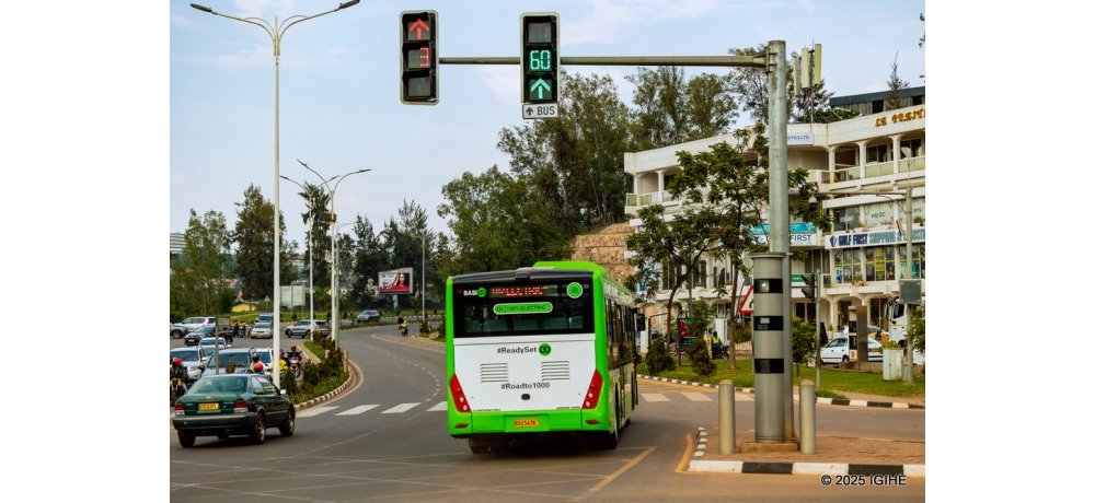 Bisi zahawe umwihariko mu buryo bwose ku buryo no ku matara yo ku muhanda hashyizweho ibimenyetso bigaragaza ko izindi modoka zikwiye kuzibererekerera