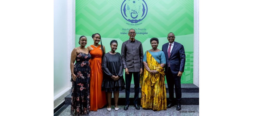Dr. Kayitesi Usta n’umuryango we bafatanye ifoto y’urwibutso na Perezida Kagame nyuma y’umuhango w’irahira