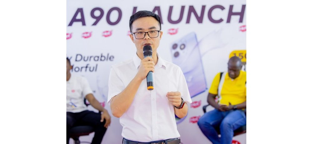 Umuyobozi wa itel mu Rwanda yashishikarije abantu kugura telefone ya itel A90 kuko ifite ibyiza byinshi