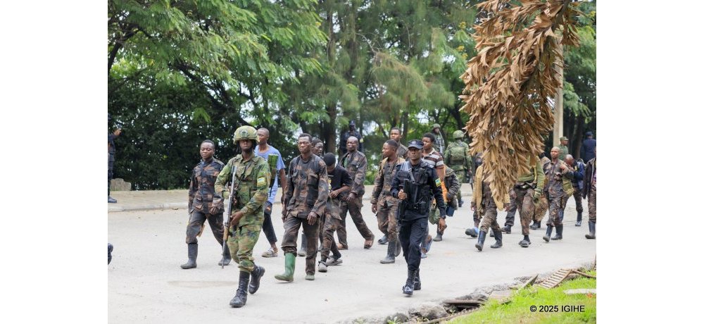 Nyuma y’uko M23 ifashe Goma, Ingabo z’u Rwanda ntizabereye gito abasirikare ba Congo  bari bahunze, ahubwo zabitayeho zirabahumuriza
